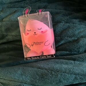 Single blending sponge with suction cup holder